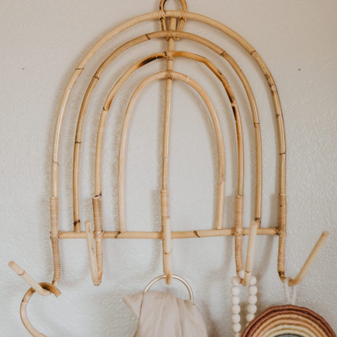 Aris rattan placemat with cowrie shells balibliss.nl